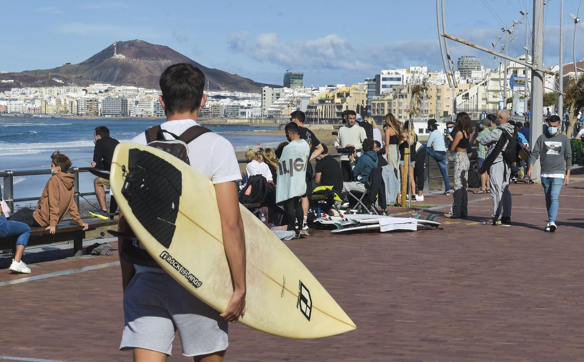 Ambiente en La Cícer durante el torneo de surf