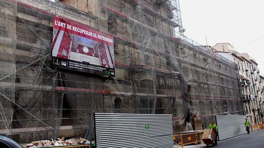 La iglesia y el asilo están rodeados de andamios por el inicio de las obras.