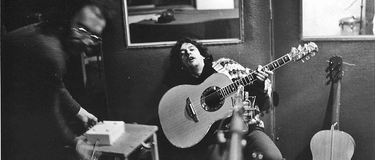 Joan Bibiloni, a la guitarra, con el ingeniero de sonido Reinaldo Constantini durante la grabación del ‘Joana Lluna’ en los estudios Maller.