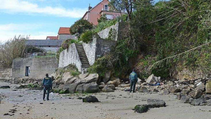 Guardias civiles, en la playa donde apareció el cadáver. // G.N.