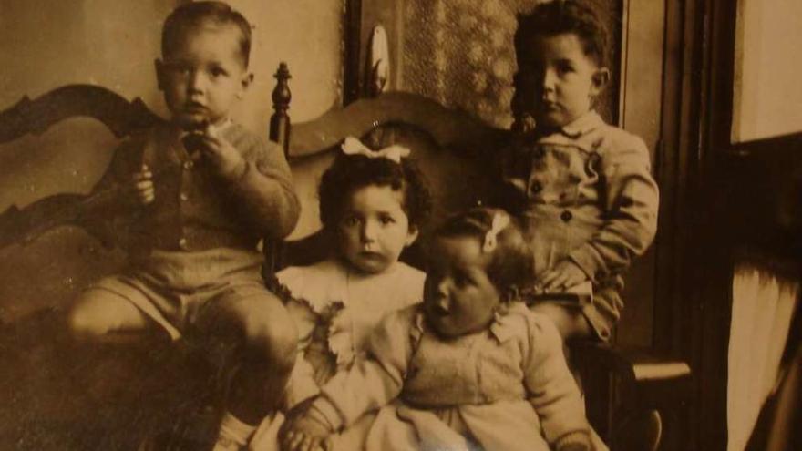 Jorge Teijeiro, a la derecha de la imagen, en su infancia con sus primos.