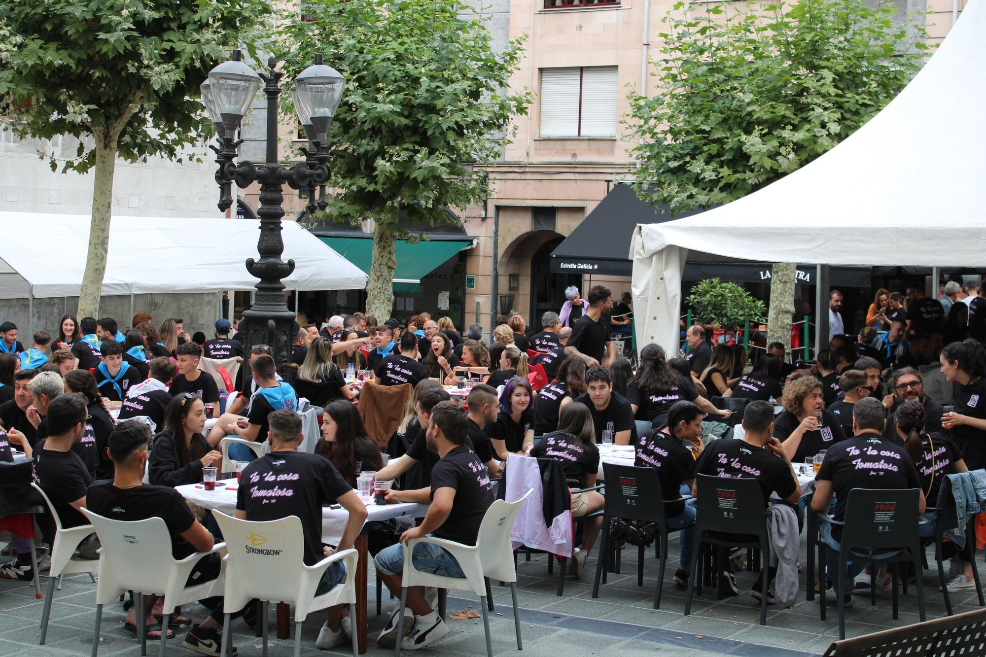 Así es el último día de las fiestas en Sama: del concierto del Coro "Santiaguín" a la jira por los bares, pasando por la música constante