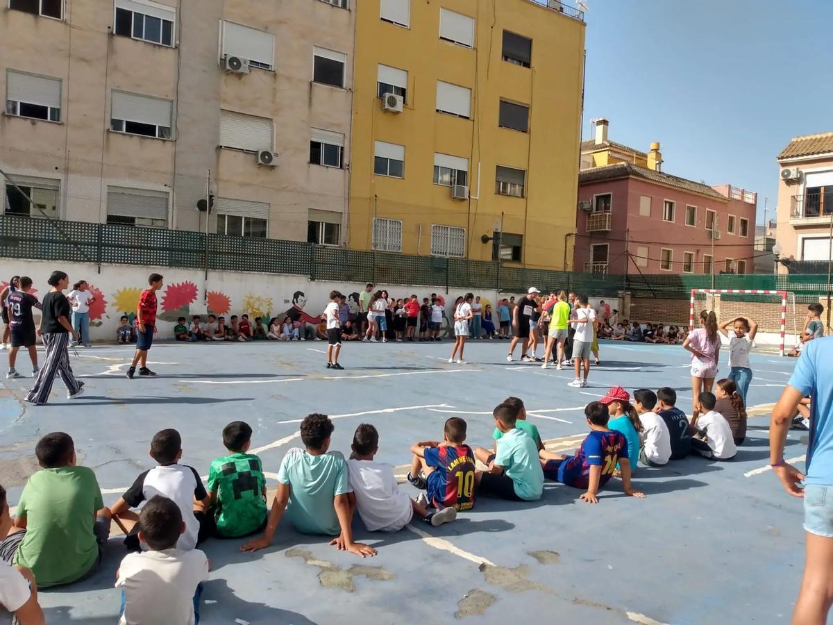 alumanado en el patio del Colegio Público Virgen de la Puerta