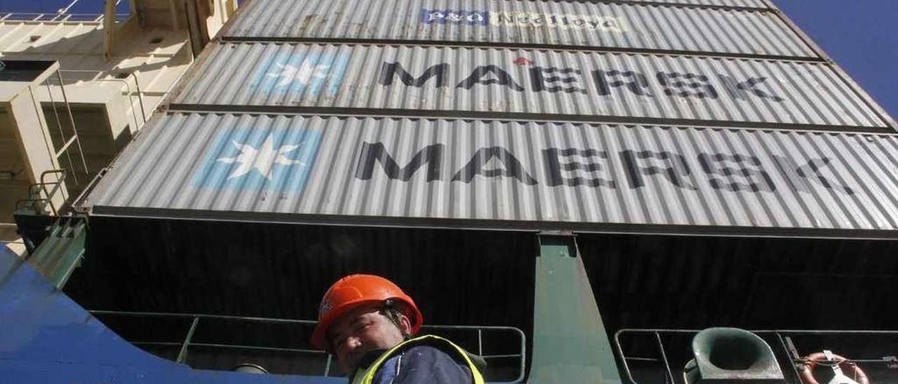 Contenedores de la multinacional danesa Maersk en el Puerto de Marín. // S.A.