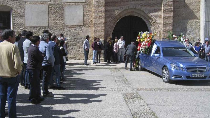Autoridades, amigos y familiares despiden a Polo Flecha en la iglesia de la Santísima Trinidad. Foto