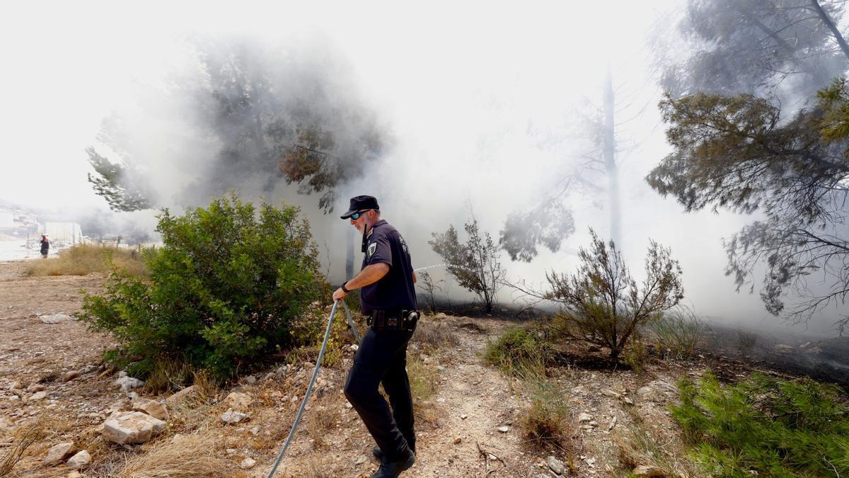 Incendio en Finestrat junto a la urbanización Sierra Cortina y el vial a Terra Mítica