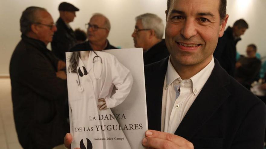 Gonzalo Díez, ayer, en la presentación de su libro, en el salón de actos de la Caja Rural. | Ángel González