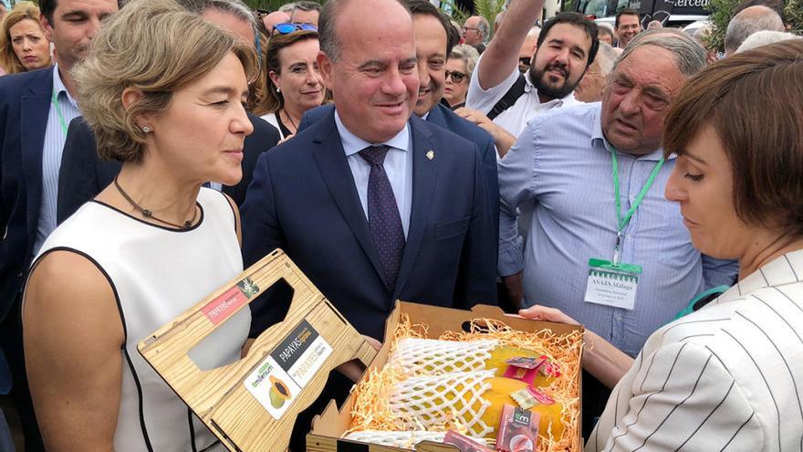 García Tejerina recibe una cesta con productos malagueños.