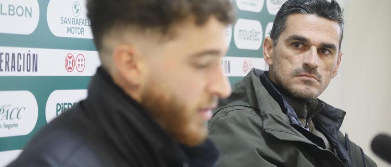 Juanito observa a Shashoua durante la presentación oficial del jugador como nuevo jugador del Córdoba CF.