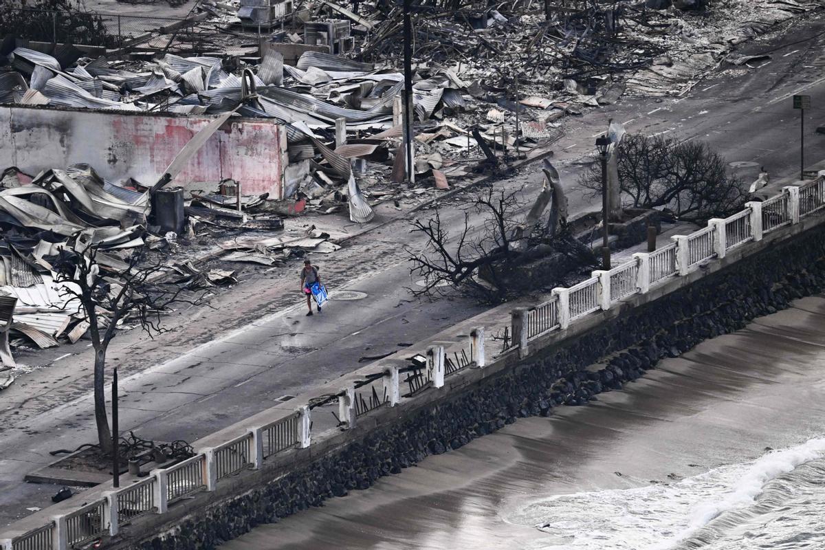 El fuego destruye la localidad de Lahaina, en Hawái