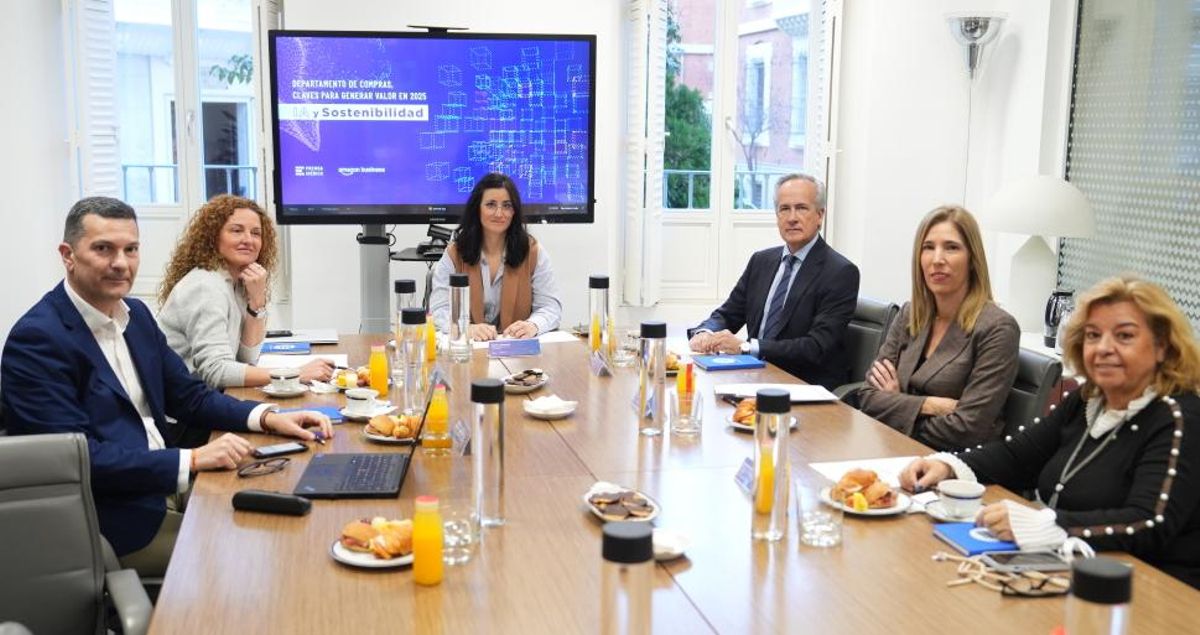 De izquierda a derecha: Juan Carlos Gallardo, responsable de compras en Cosentino, Diana Deguil, directora comercial de Amazon Business, Gema Carrasco, periodista de Prensa Ibérica y moderadora de la mesa, Alberto Badaya, vicepresidente de compras en Airbus, Nora Beltrán de Heredia, responsable de Compras Corporativas de Sener y Carmen Ruiz Moreno, directora de compras en PwC España