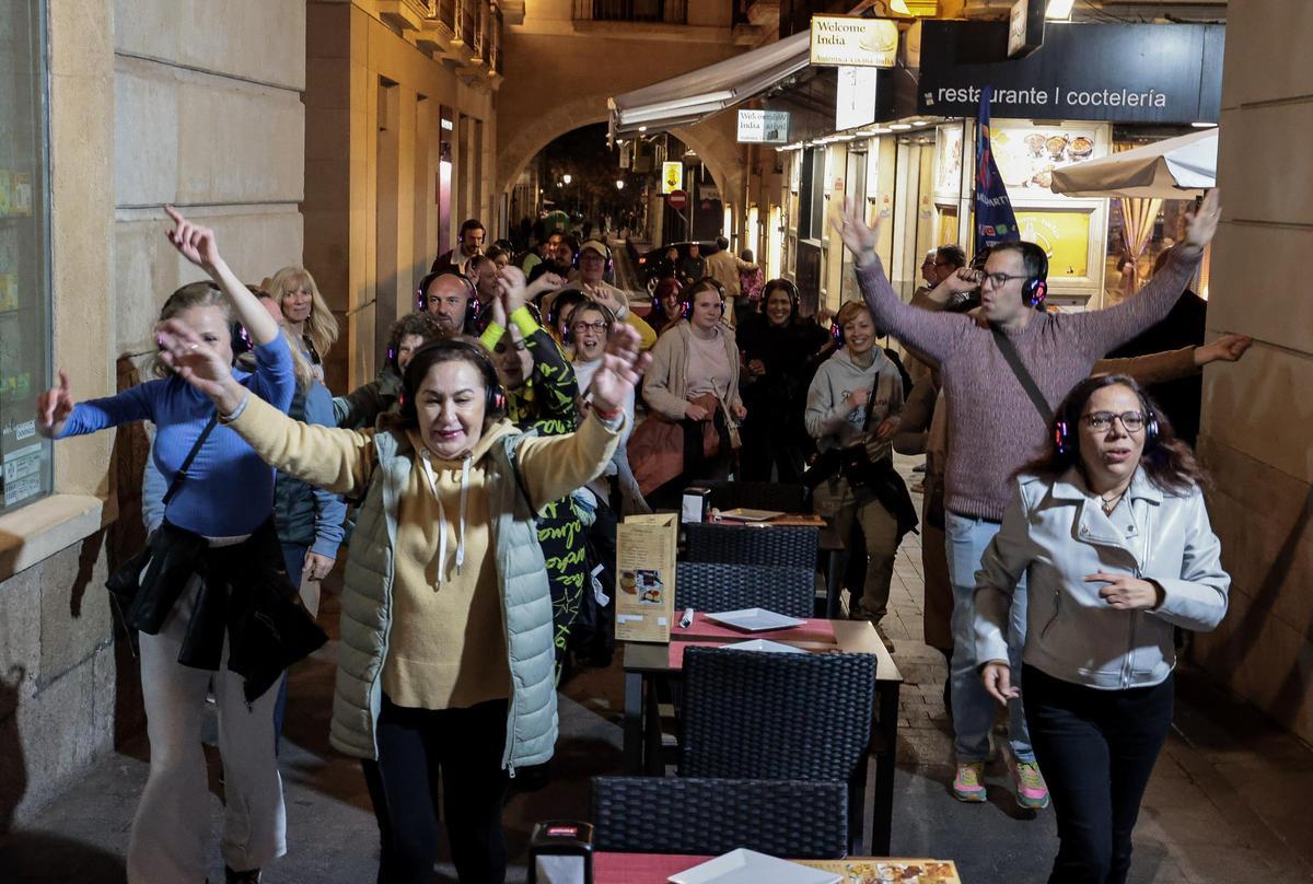 Los participantes del tour silencioso recorren diferentes puntos de la ciudad mientras disfrutan bailando.