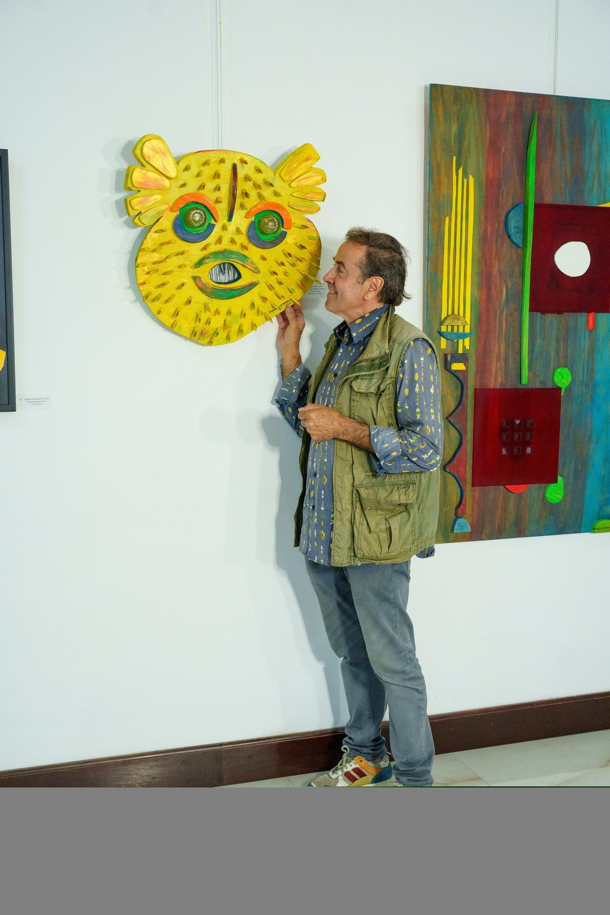 DOMINGO MIRANDO AL PEZ GLOBO Y TESTIGO TRAJE DE MAR VOLCÁNICO.