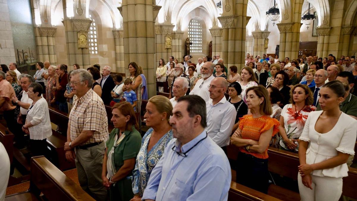 Un momento de la misa celebrada en la iglesia de San Pedro en recuerdo a Lorena Cotarelo