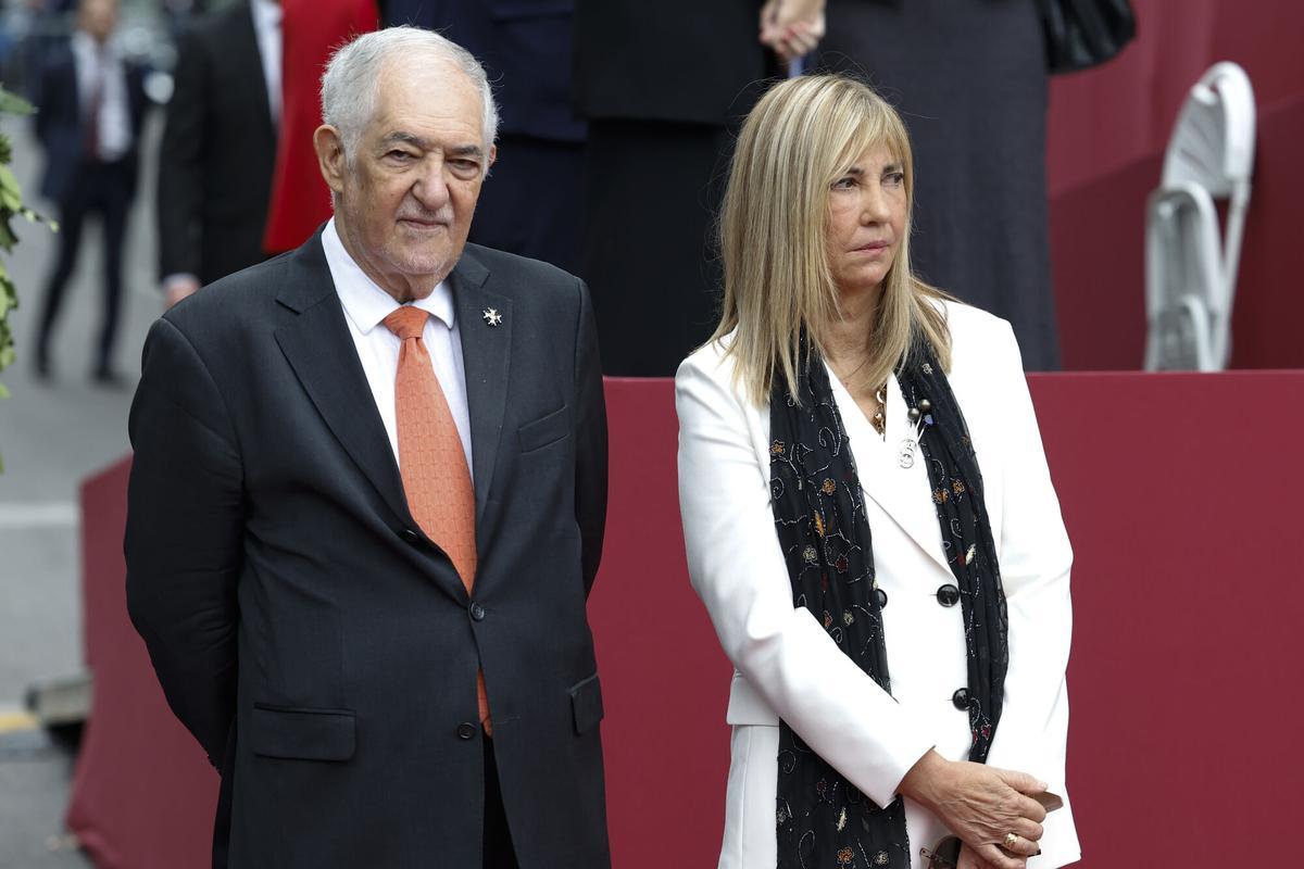 MADRID, 12/10/2025.- La presidenta del Tribunal Supremo y del CGPJ, Isabel Perelló, y el presidente del Tribunal Constitucional, Cándido Conde Pumpido, antes del desfile de las Fuerzas Armadas con motivo de la Fiesta Nacional en la tribuna de autoridades este domingo en Madrid. EFE/Chema Moya