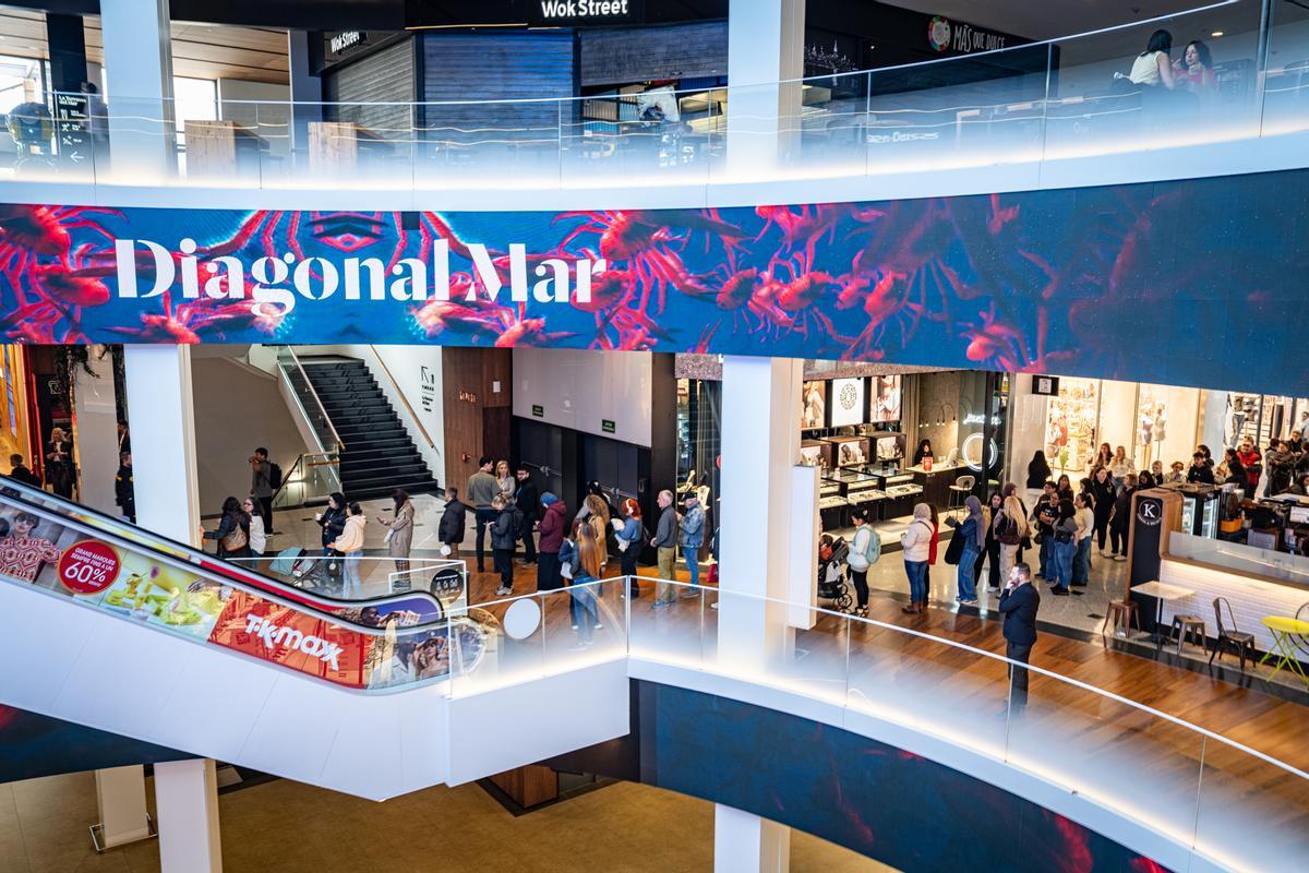 Furor y ofertas en el estreno de la primera tienda en Barcelona del outlet de grandes marcas TK-Maxx