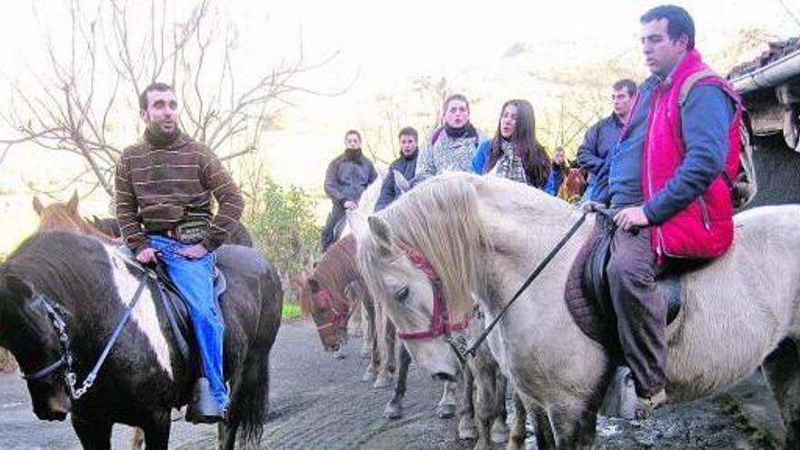 Varios mozos cantan un villancico por los caminos del pueblo de Villaverde.