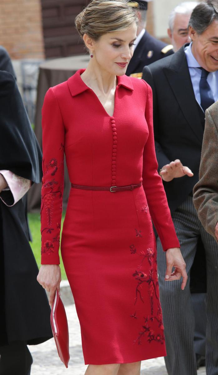 En 2015, durante el Premio Cervantes, Letizia con vestido rojo