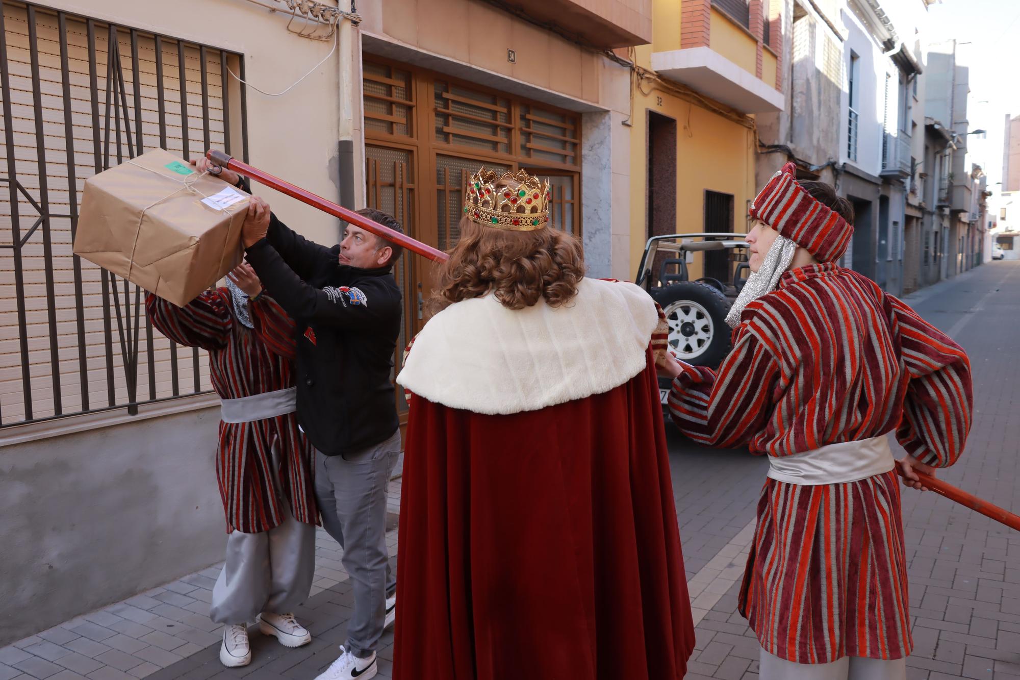 Los Reyes Mayos premian a los vecinos de Vila-real con cientos de regalos en este 2023