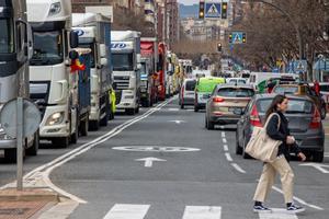 Un centenar de camiones han recorrido este jueves el centro de Logroño para protestar contra el alza de los carburantes y los márgenes de los operadores, en una manifestación incluida en la huelga de transportistas iniciada hace once días. EFE/Raquel Manzanares