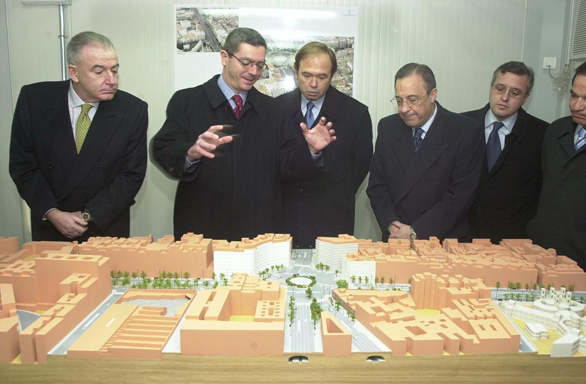 Alberto Ruiz Gallardón y Florentino Pérez, entre otras personalidades, ante la maqueta del proyecto para sustituir el 'scalextric' de Cuatro Caminos por un paso inferior.