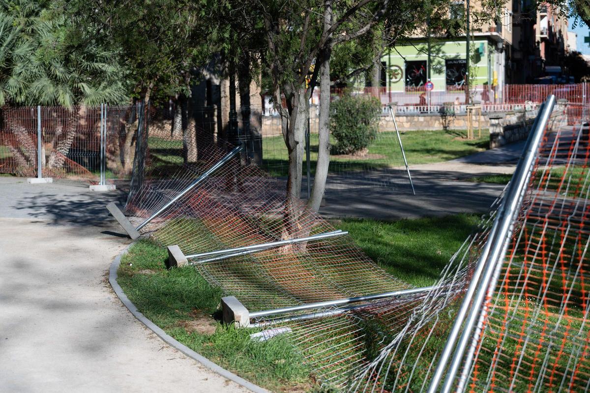 La vallas de obra que actualmente impiden el acceso al parque Bruil mientras duran los trabajos de rehabilitación.