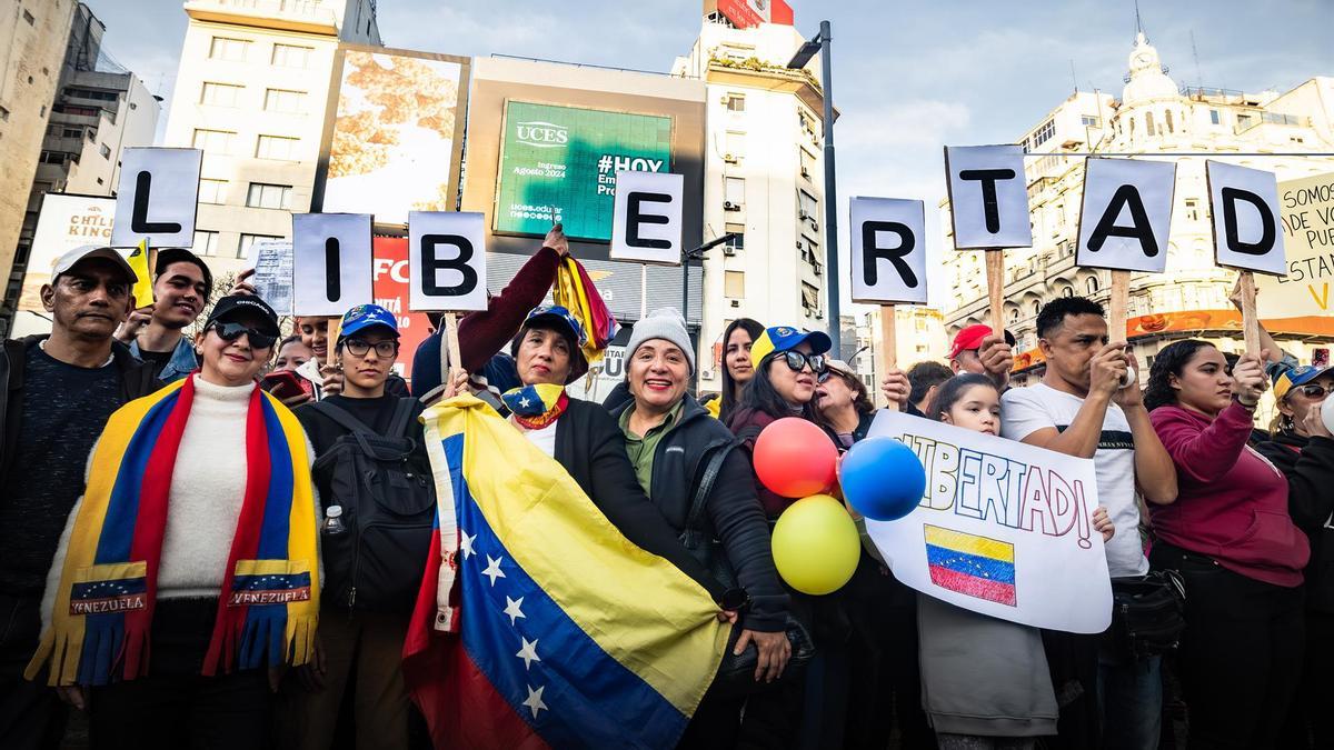 Manifestantes con banderas venezolanas en una protesta contra el presidente, Nicolás Maduro, en Buenos Aires, Argentina.