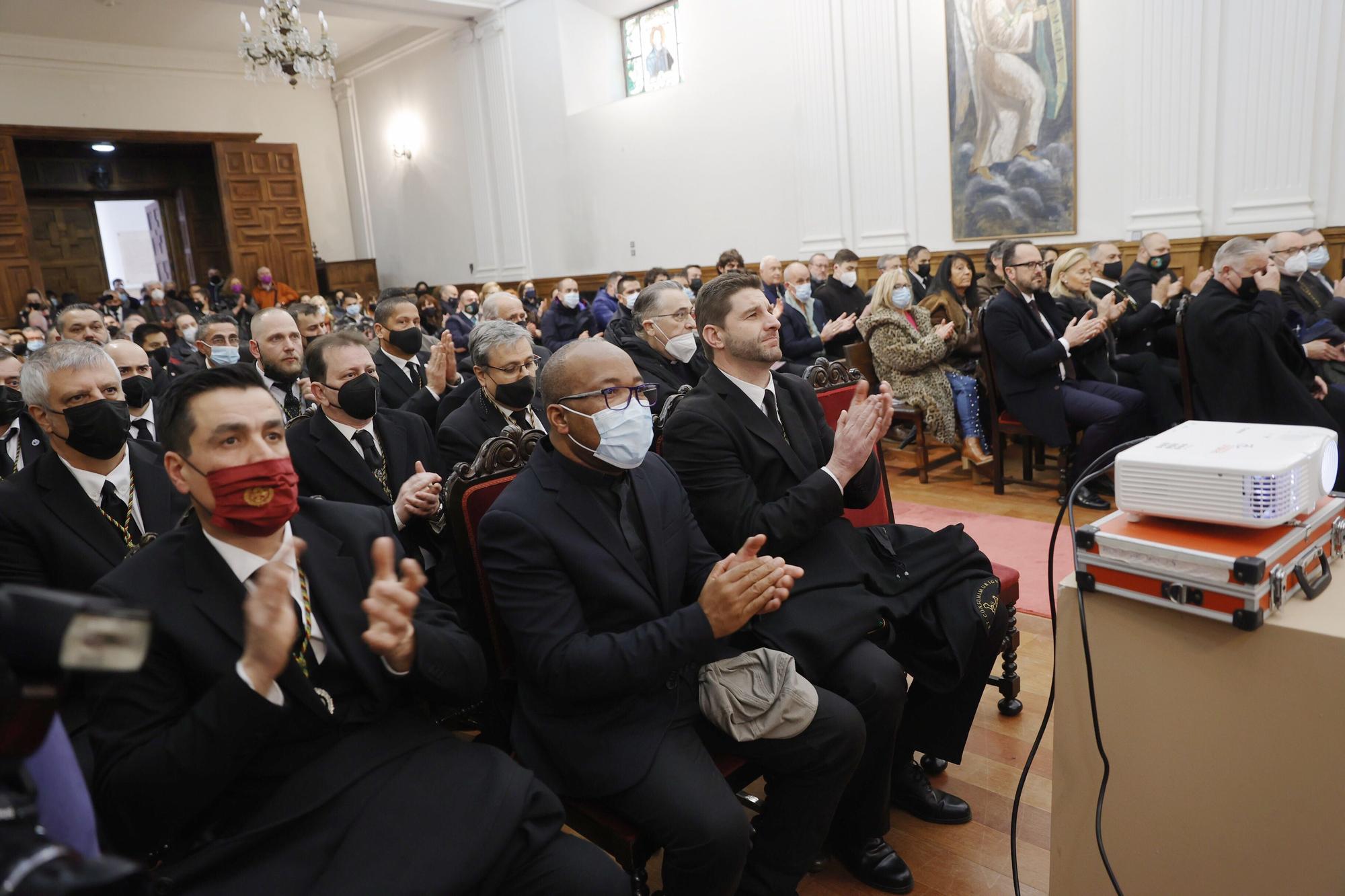 EN IMÁGENES: Así fue el pregón de Semana Santa de la Hermandad de los estudiantes en Oviedo