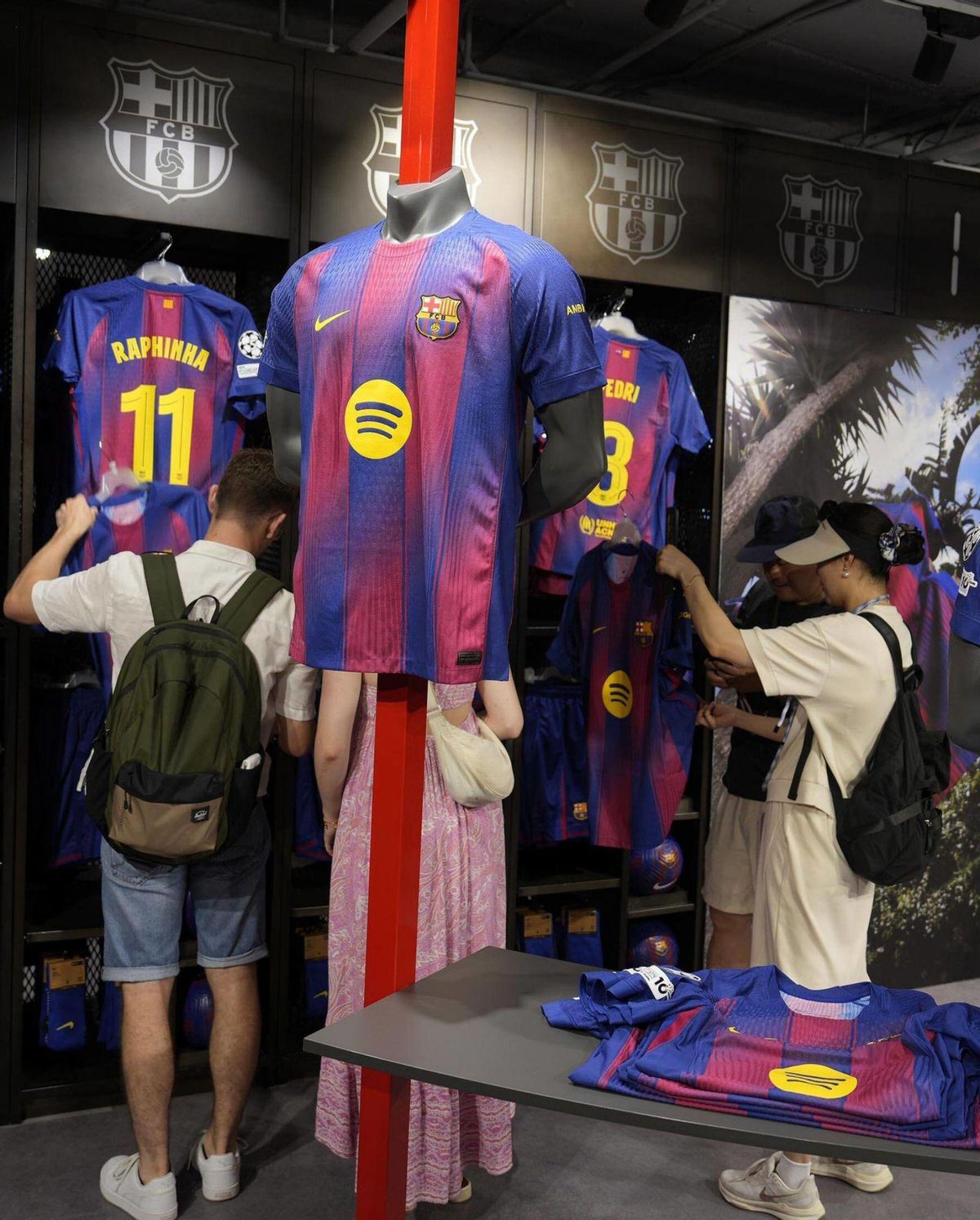 El futbol espanyol diversifica el negoci El futbol espanyol diversifica el negoci