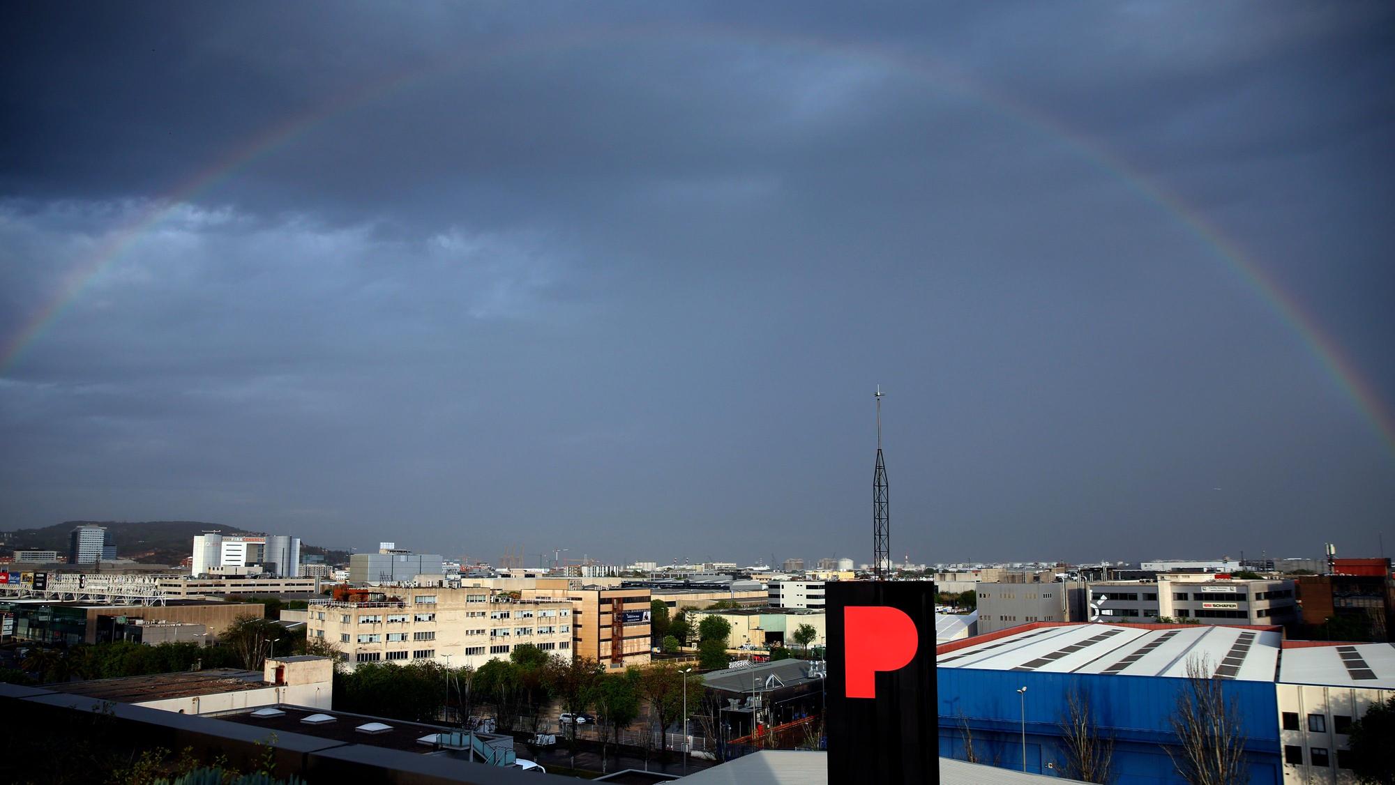 Arcoíris en un día de lluvia.