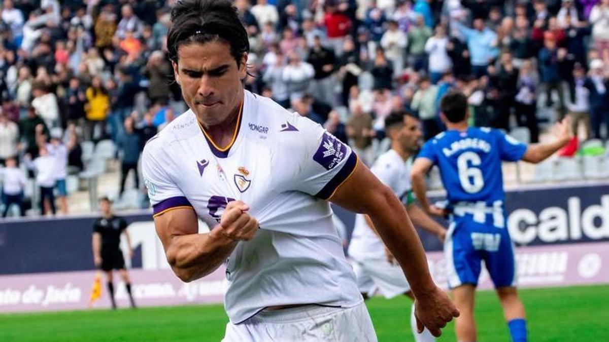 Marco Siverio se señala el escudo después de marcar un gol con el Real Jaén.