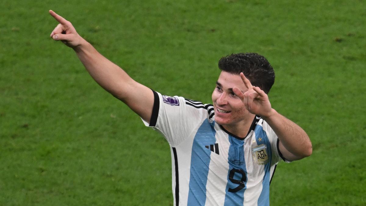 Julián Álvarez celebra el tercer gol de Argentina ante Croacia en la primera semifinal del Mundial.