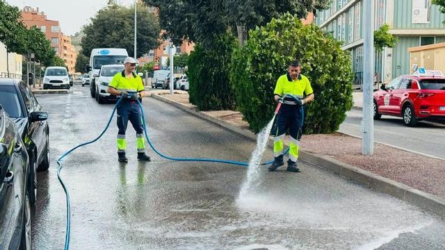 Se ha aumentado el baldeo de agua en calles para combatir las altas temperaturas de estos días.