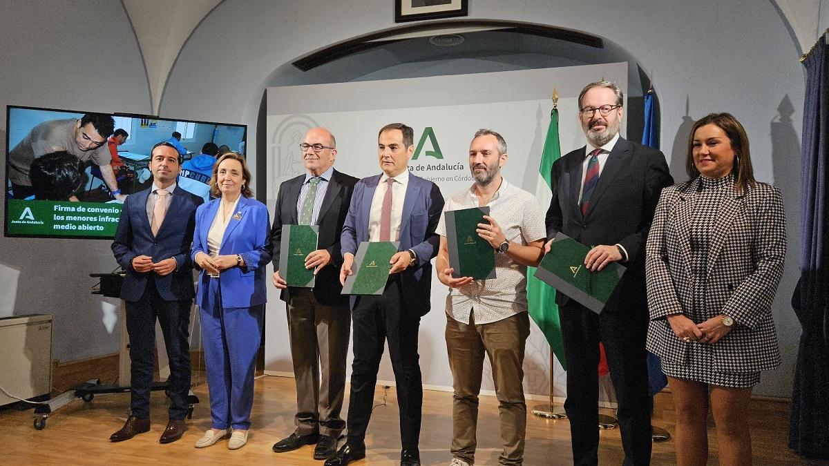 El consejero de Justicia, José Antonio Nieto, junto a responsables de las asociaciones Promi y Córdoba Acoge y autoridades locales.