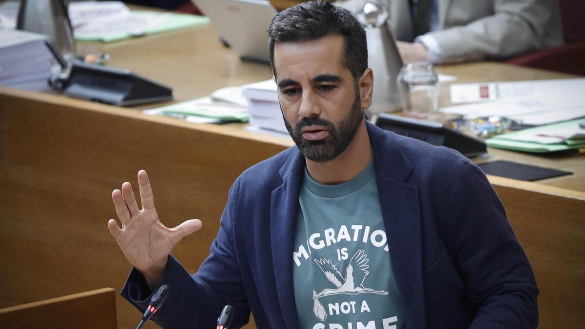 El sindic del PSPV, José Muñoz, interviene en el pleno de este viernes en las Corts.