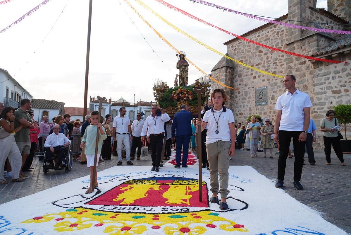 Dos Torres llena de color sus calles con las alfombras de sal por San Roque Dos Torres llena de color sus calles con las alfombras de sal por San Roque