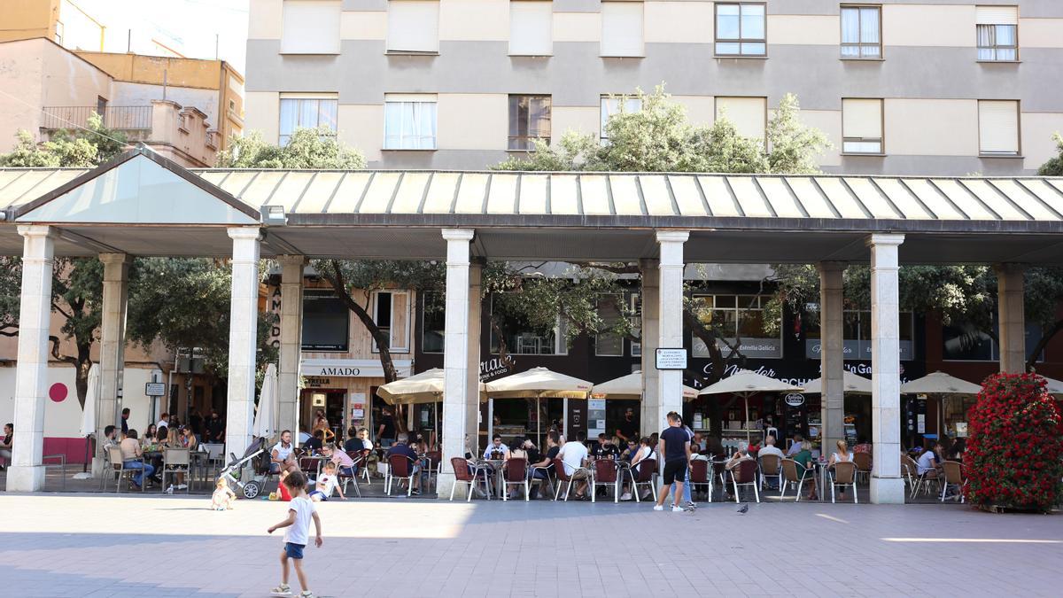 Las terrazas en el centro de Castelló van recuperando la normalidad.