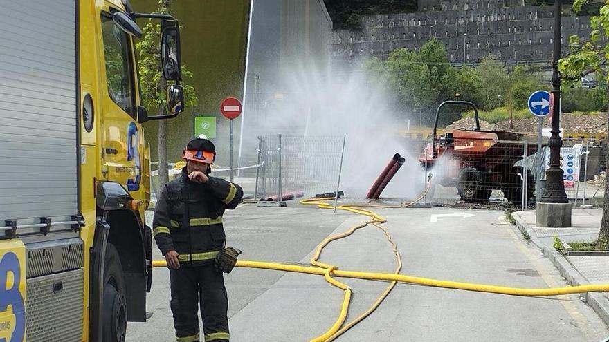 Regresan a sus casas después de tres horas los 70 vecinos de La Felguera desalojados por un gran escape de gas: &quot;Pasé  miedo por si aquello explotaba o alguien lo inhalaba&quot;