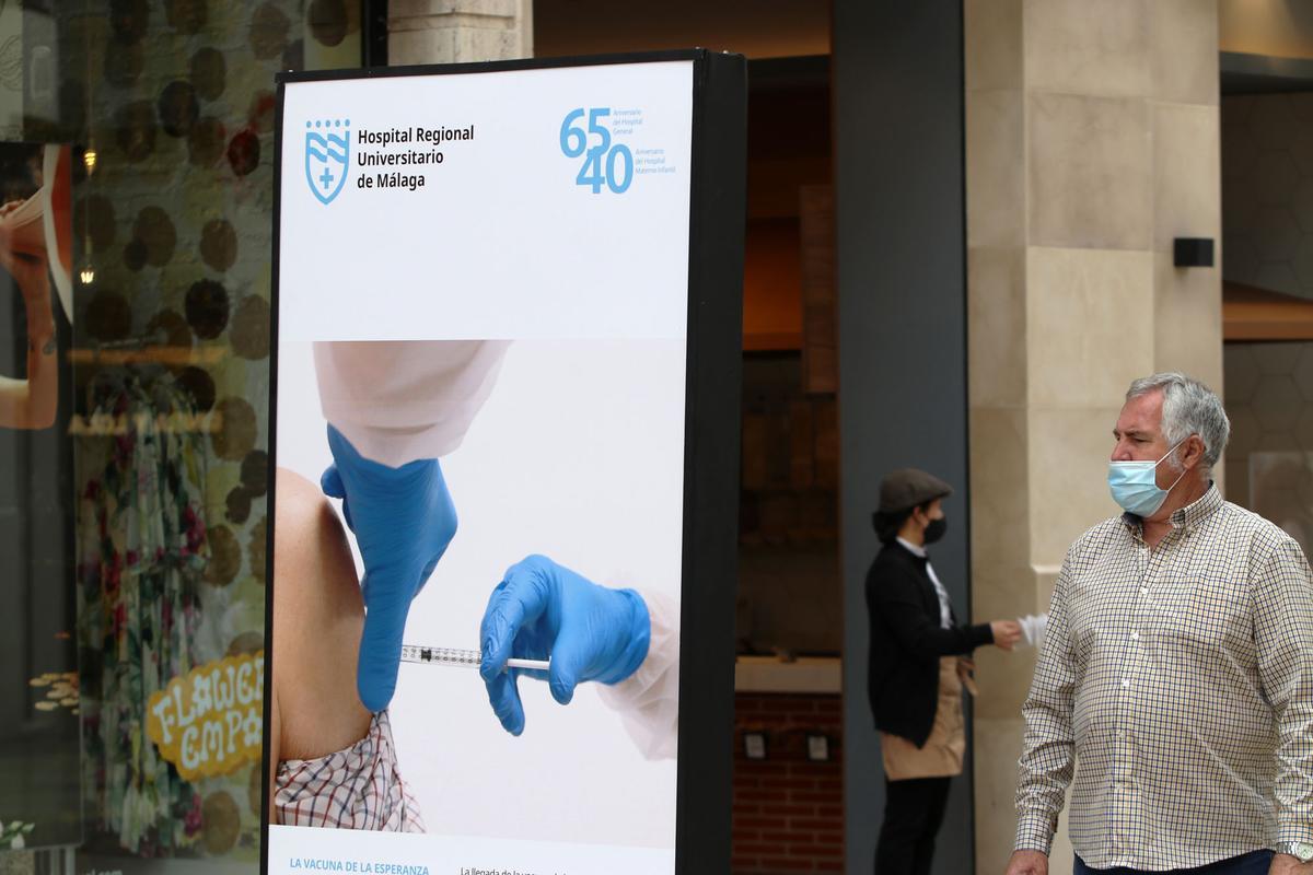 Exposición por el aniversario del Hospital Regional de Málaga en la calle Larios