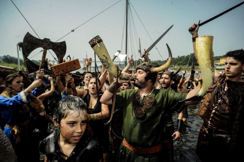 Las hordas vikingas desembarcan con sus armas y sus gritos de guerra en Catoira ante 30.000 personas.