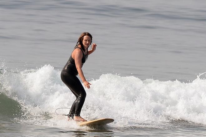 Leighton Meester surfeando para mantenerse en forma