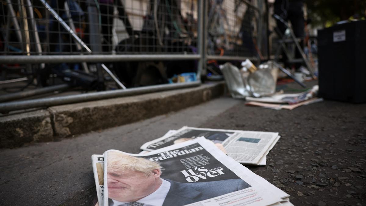 Periódicos con la noticia de la dimisión de Johnson, en el suelo de Downing Street, este viernes.