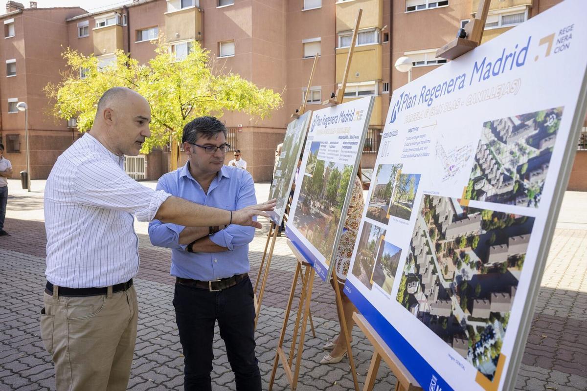 Álvaro González, delegado de Políticas de Vivienda, junto a un técnico durante la visita al inicio de las obras en la parcela G del Gran San Blas.