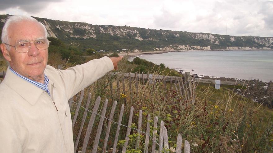 José Vitos, en Dover, señalando la playa británica a la que llegó nadando desde Francia. 