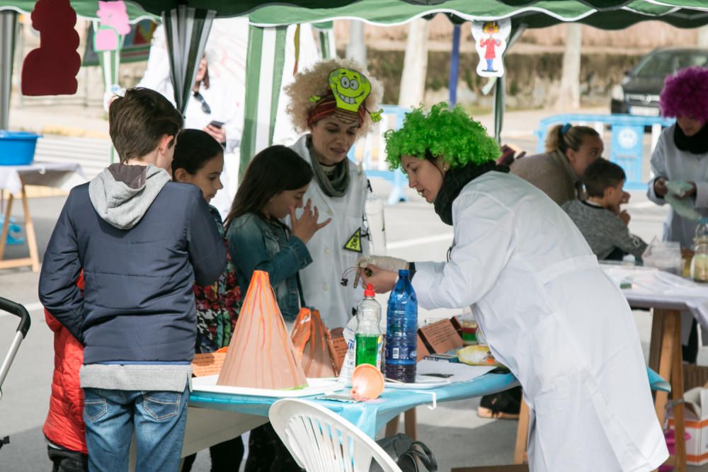 Decenas de niños y niñas de todas las edades disfrutan de la primera Jornada de la Ciencia en Muro.