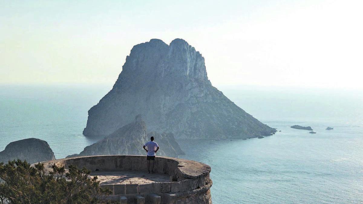 Vista del islote de es Vedrá, en cuyas aguas se encontró el &quot;Aplidium albicans&quot;.