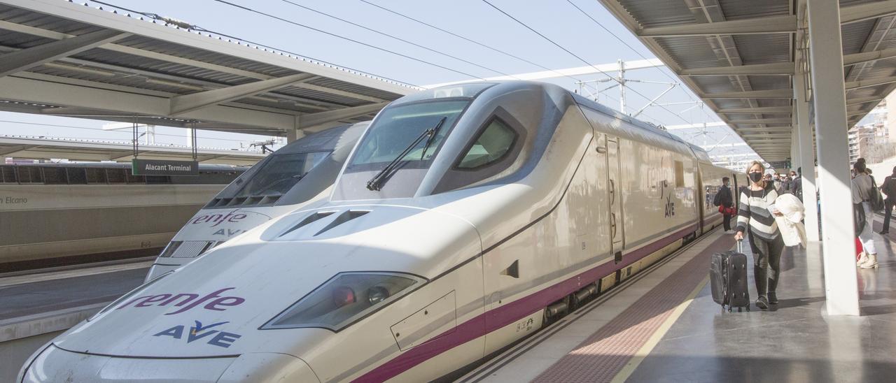 Un AVE en la estación de Alicante.