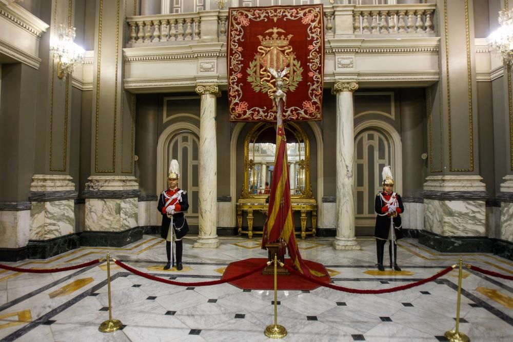 Los valencianos visitan la Real Senyera, expuesta en la sala de cristal