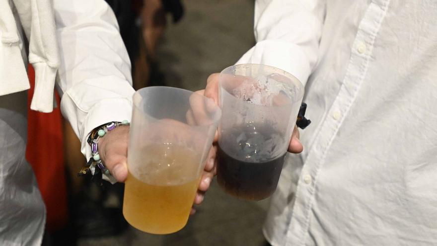 Dos personas consumen bebidas en la vía pública. |  Pablo Hernández Gamarra