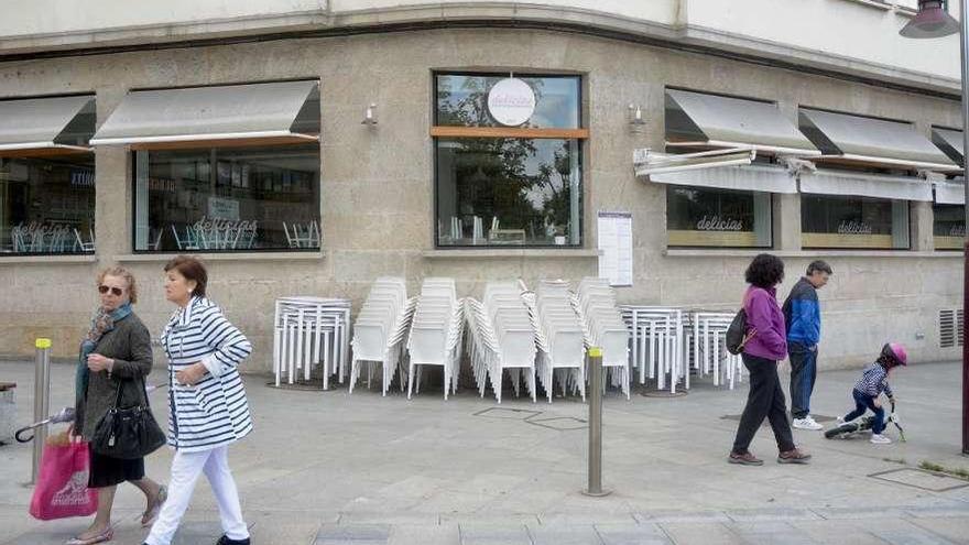 Un bar cerrado en Marín, en la última jornada de la fase 0. // R.V.